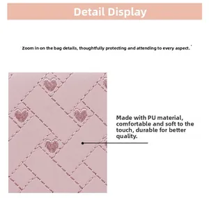Détail d'un porte-monnaie en cuir PU rose avec matelassage en losange et broderie