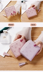 Vue avant et arrière du petit portefeuille brodé à carreaux avec pompon en rose et violet