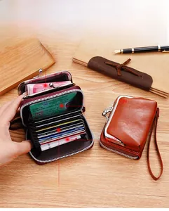 Dettaglio del portafoglio vintage in pelle cerata con slot per carte e fibbia metallica