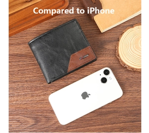 Portefeuille bicolore pour homme en cuir noir et marron à côté d'un téléphone