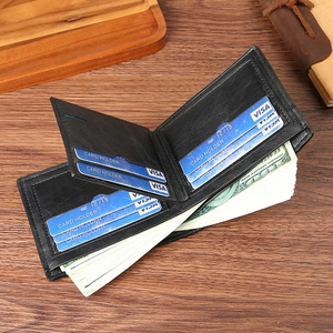 Portefeuille noir pour homme en cuir avec fentes pour cartes sur fond bois chaleureux