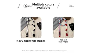Détail d'écharpes en tricot à rayures rouges et bleues pour le style automne hiver