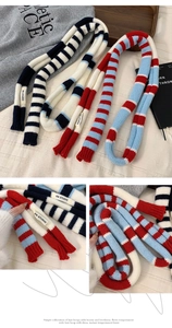 Détail de la texture en maille côtelée des écharpes à rayures rouge, blanc et bleu