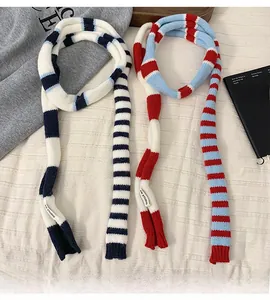 Détails d'écharpes en tricot à rayures rouges et bleues avec tissu doux et étiquettes