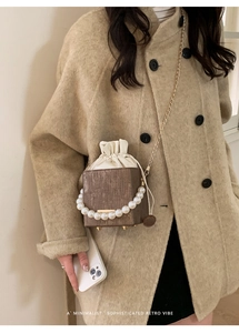 Braune Umhängetasche aus Leder mit Perlengriff und Kordelzug, eleganter Retro-Modestil