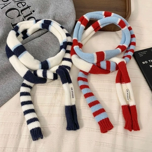 Écharpe en maille rayée contrastée bleu marine et rouge-bleu-blanc avec étiquette KN