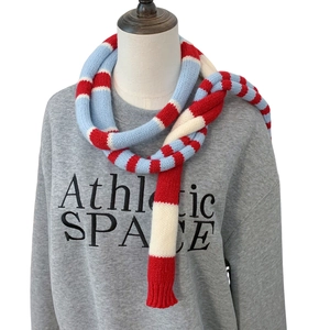 Écharpe en tricot à rayures rouges, bleues et blanches sur sweat gris pour automne-hiver