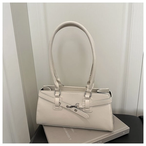 Gros plan du sac bandoulière crème avec boucle argentée et sangle à œillets décorative