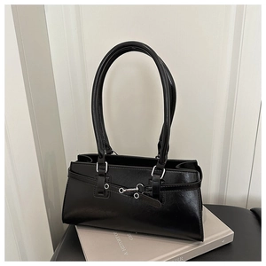 Vue détaillée d'un sac à bandoulière en similicuir noir avec boucle en métal et anses fines