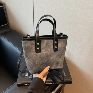 Sac Seau en Cuir PU Rétro pour Femmes Colorblock Minimaliste Décor de Rivets Sac à Main Multi-Usages Bandoulière Quotidienne