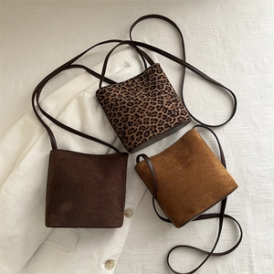 Minimalist Women Bucket Bag Faux Suede Leopard Print Crossbody Shoulder Bag Retro Casual Commuter Handbag Magnetic Snap