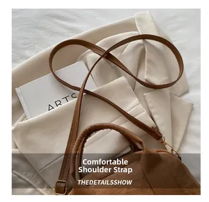 Borsa Boston in pelle scamosciata marrone con manico tondo e dettagli in metallo