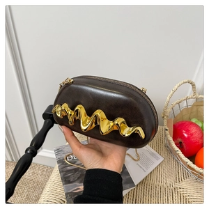 Detailansicht der dunkelbraunen Clutch mit Wellenstruktur, Goldkette und Metallrand