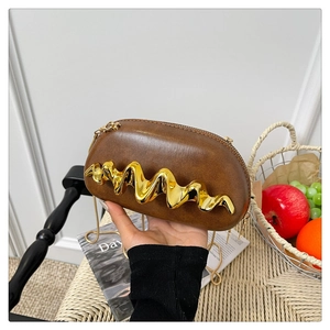 Detailansicht der braunen Wellenmuster-Handtasche mit Goldkette und Metallverzierung