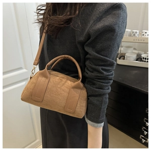 Dettaglio borsa Boston vintage in pelle scamosciata marrone con fibbie dorate e tracolla