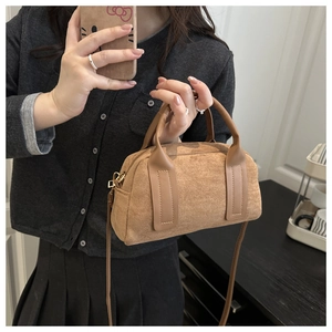 Dettaglio borsa Boston in pelle scamosciata marrone vintage con texture e tracolla regolabile