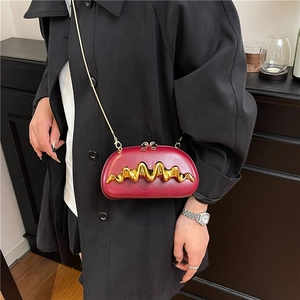 Modische burgunderrote Abendtasche mit Wellenmuster, Golddekor und Kettenriemen