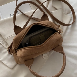 Borsa Boston in camoscio marrone con doppi manici e tracolla regolabile