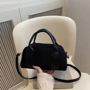 Borsa Boston vintage in pelle scamosciata nera con manici in pelle e zip dorate