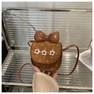 Détail du sac pour fille en cuir PU marron avec pois roses et fleurs blanches