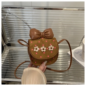 Détail d'un sac bandoulière marron avec pois roses et accents floraux 3D