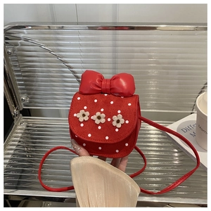 Détail du sac rouge à pois pour fille avec nœud en cuir et broderies florales