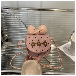 Vue détaillée du sac bandoulière rose pour enfant avec grand nœud et fleurs
