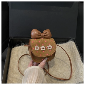 Vue détaillée du mini sac bandoulière marron avec pois roses et fleurs dans un coffret