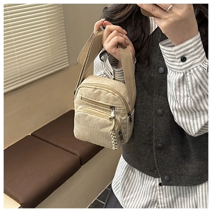 Sac bandoulière vertical en velours côtelé kaki avec poche zippée et bandoulière large