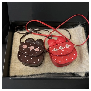Détails de sacs à bandoulière à pois avec fleurs 3D et grands nœuds décoratifs