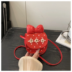 Détail du mini sac bandoulière rouge pour fille avec nœud en cuir et fleurs