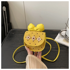 Détail du mini sac bandoulière jaune pour enfants avec nœud en cuir et fleur tricot