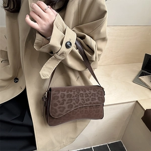 Vintage brown leopard print shoulder bag in frosted faux leather for a retro summer style