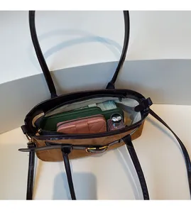 Vue de dessus de l'intérieur du sac en daim marron montrant sa grande capacité de rangement