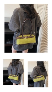 Détail du sac bandoulière en daim vert avec finitions en cuir marron et boucle dorée