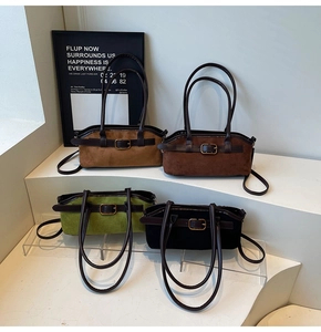 Vue détaillée de quatre sacs portés épaule avec boucles dorées sur un présentoir