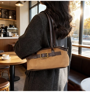 Détail du sac bandoulière en daim camel avec boucle en métal vintage et finitions cuir