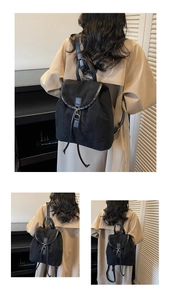 Détail du sac à dos noir aspect daim avec fermeture à cordon et boucle métallique
