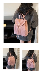 Vue arrière d'un sac à dos rose minimaliste avec rabat et cordon sur un mannequin