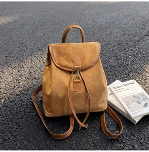Détails du sac à dos vintage avec boucle en métal et texture douce en daim marron
