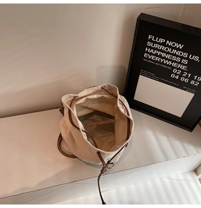 Vue intérieure du sac seau en toile avec cordon de serrage en similicuir marron