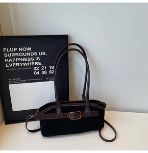 Détail d'un sac vintage en daim avec garniture foncée et boucle carrée dorée élégante