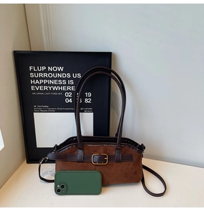 Sac bandoulière en daim marron avec boucle de ceinture et doublure imprimé léopard