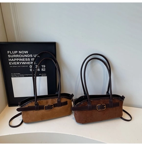Gros plan de sacs hobo en daim rétro camel et marron avec boucle dorée élégante