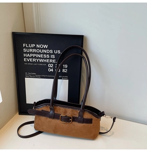 Détail du sac à main rétro en daim marron avec boucle dorée et finitions