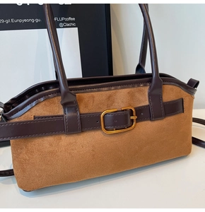 Détails de la texture daim chameau et brides en cuir marron avec boucle dorée