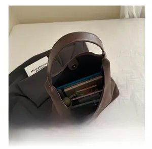 Interno spazioso della borsa tote in pelle PU marrone scuro con spazio per libri e ombrelli