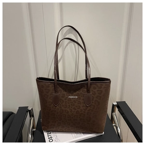 Detail van de grote luipaardprint shopper met matte textuur en FASHION-logoopdruk