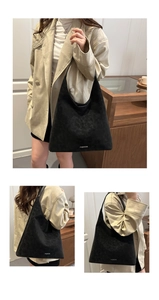 Détail du sac hobo noir en similicuir suédé avec texte Fashion blanc et texture minimaliste