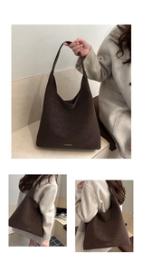 Détail du sac cabas en daim marron foncé avec logo FASHION blanc et large bandoulière